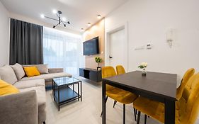 Miodowy apartament z dużym tarasem w Rewalu, blisko morza